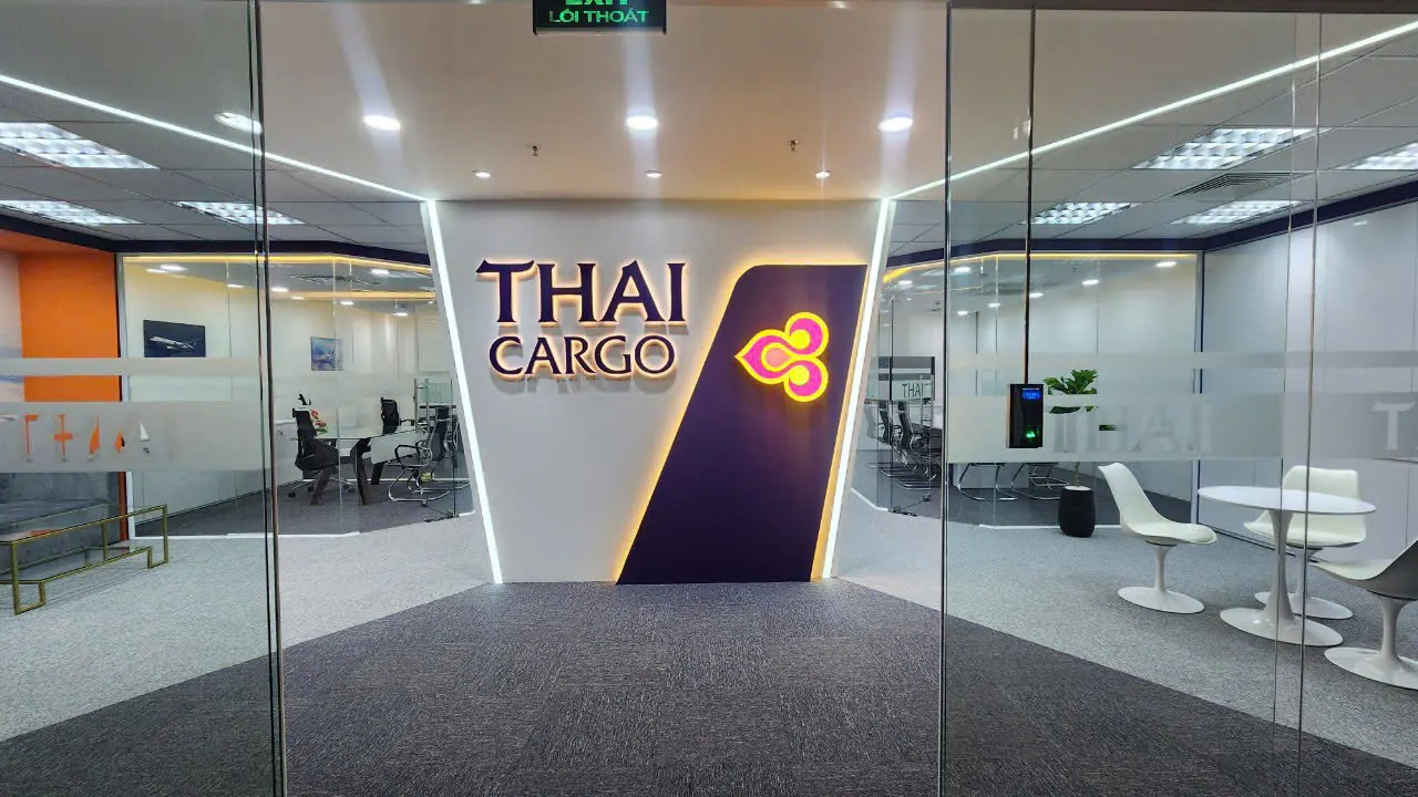 Khu đón khách Thai Cargo với logo thương hiệu trên vách kính