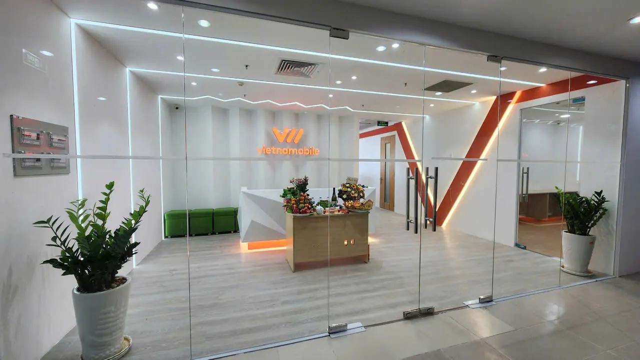 Khu lễ tân Vietnamobile với quầy tiếp đón và logo màu cam